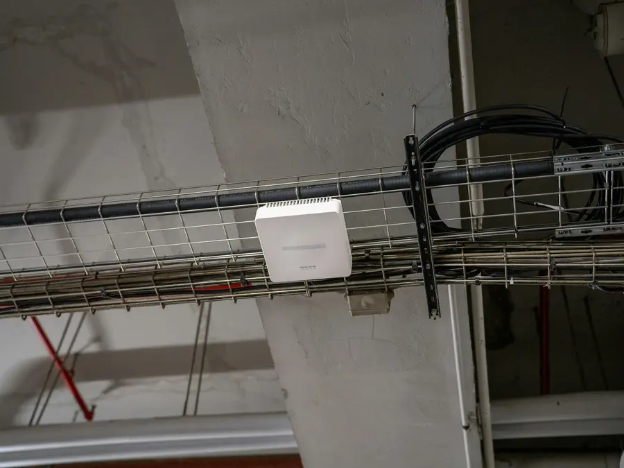 Access point montado en una bandeja de cables del cielo