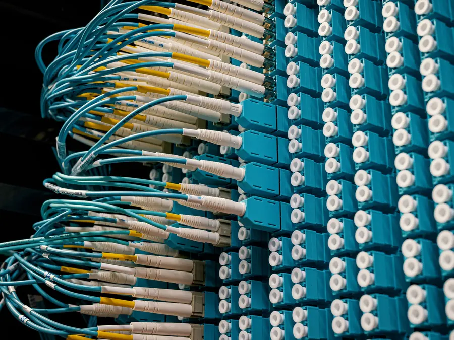 Patch panel con cables de fibra conectados