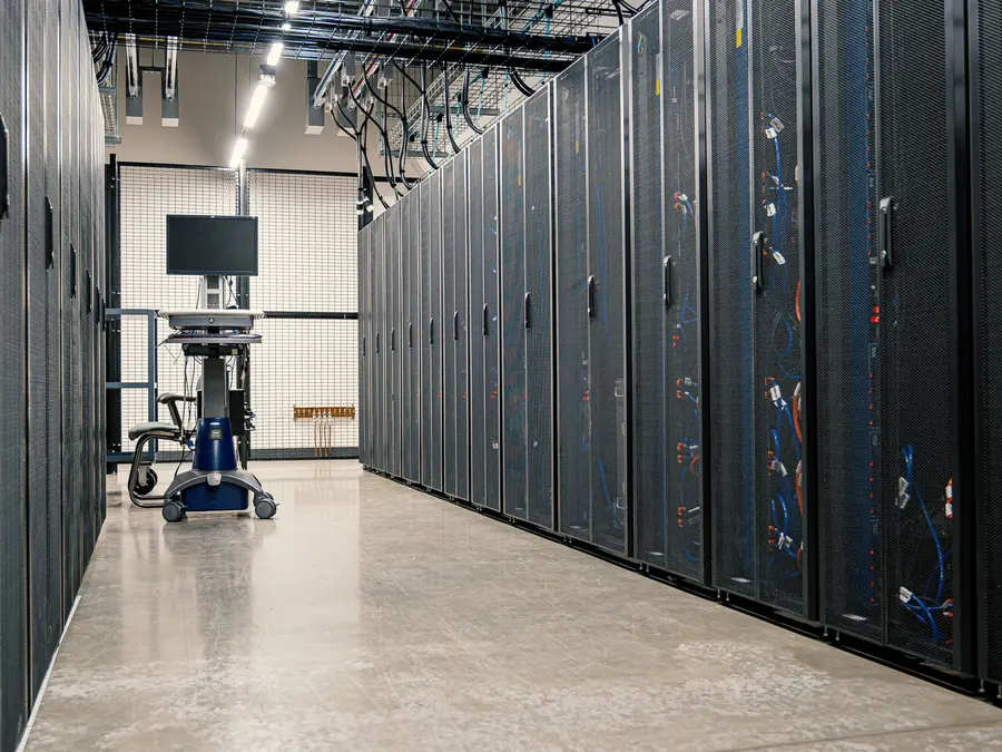 Pasillo de racks en un datacenter