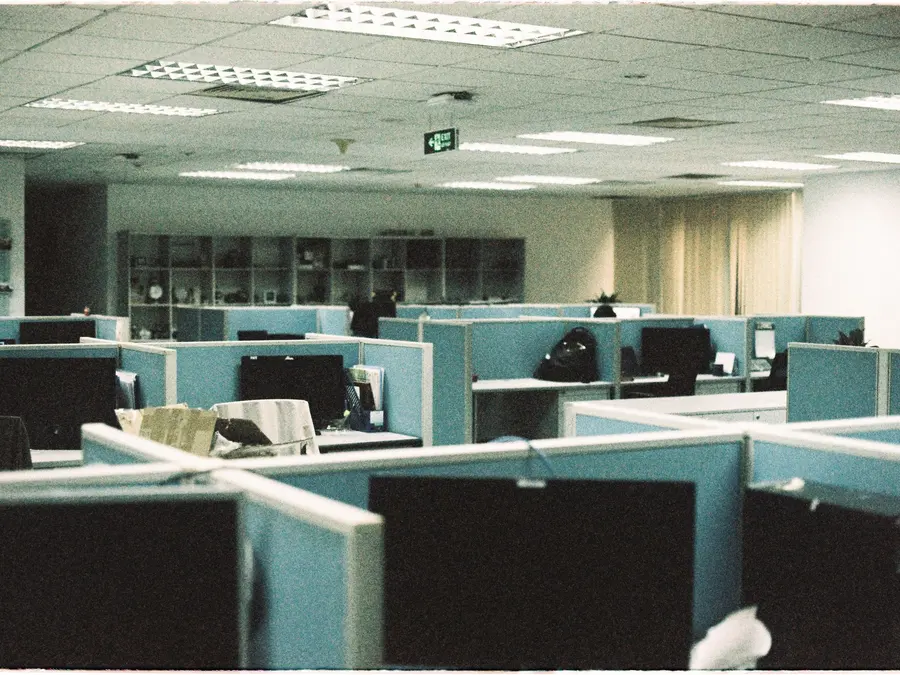 Oficina con puestos de trabajo