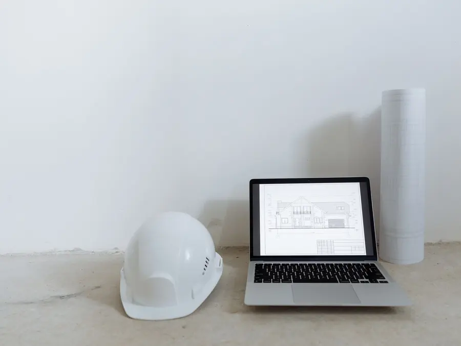 Casco de seguridad junto a un notebook