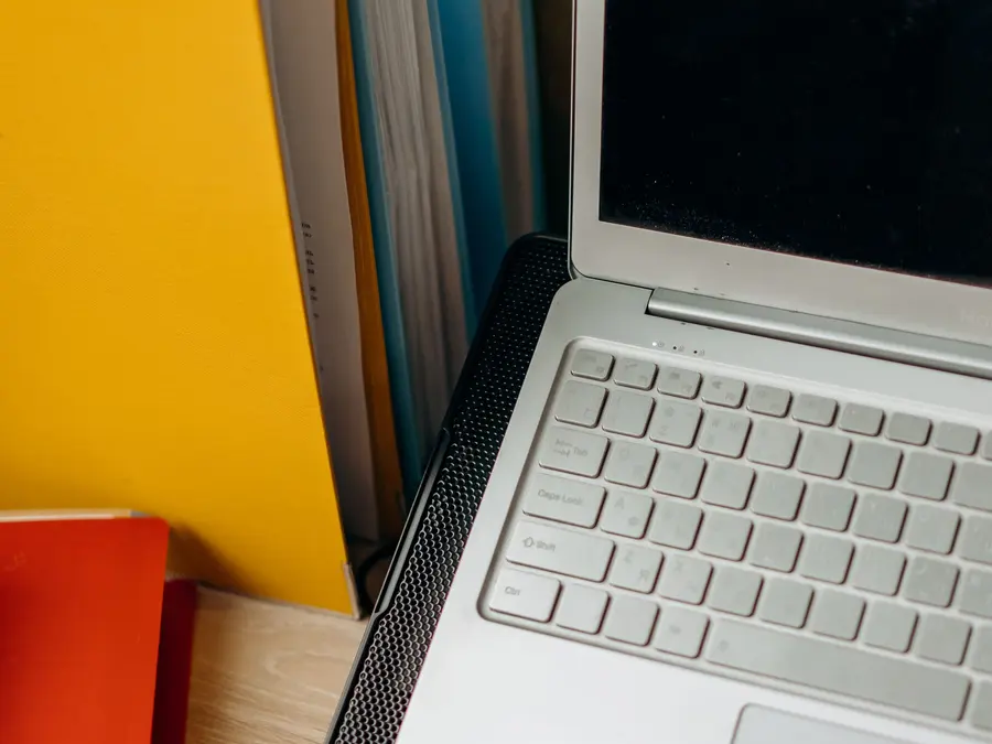 Notebook nuevo junto a carpetas