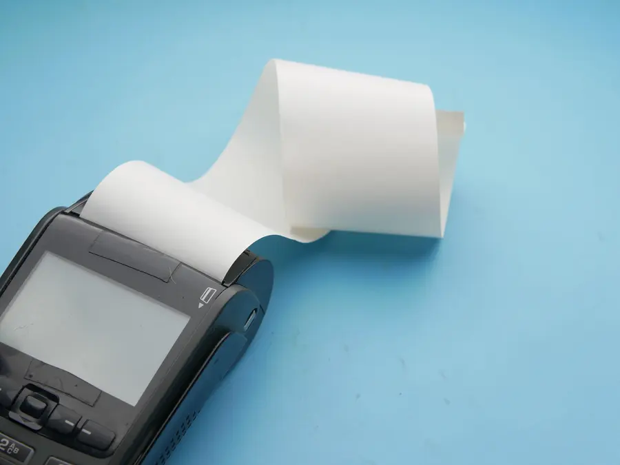 Terminal de punto de venta con su papel térmico