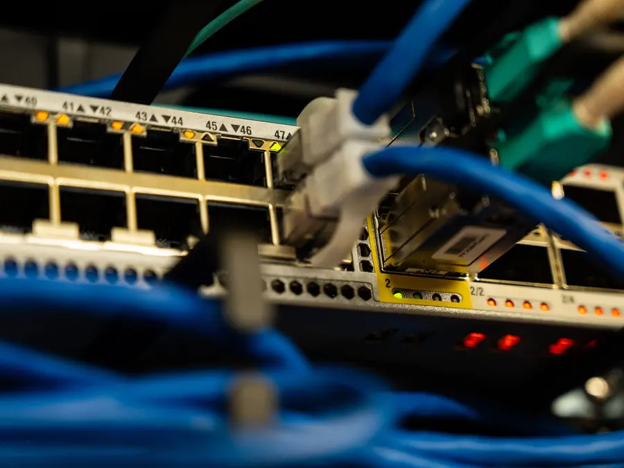 Switch con cables de red conectados