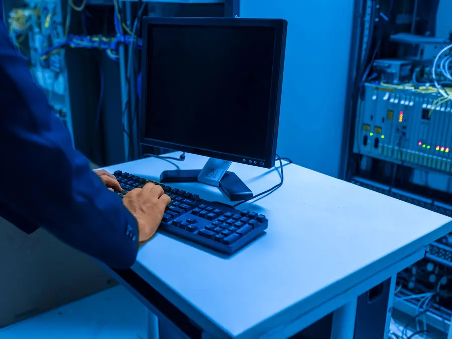 Técnico configurando un equipo en la sala de servidores